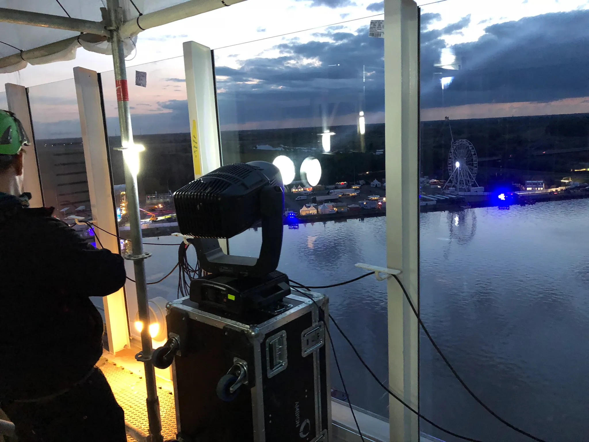 Generalprobe der Lichtshow, im Hintergrund der Festplatz mit Riesenrad, Bühne und Galazelt