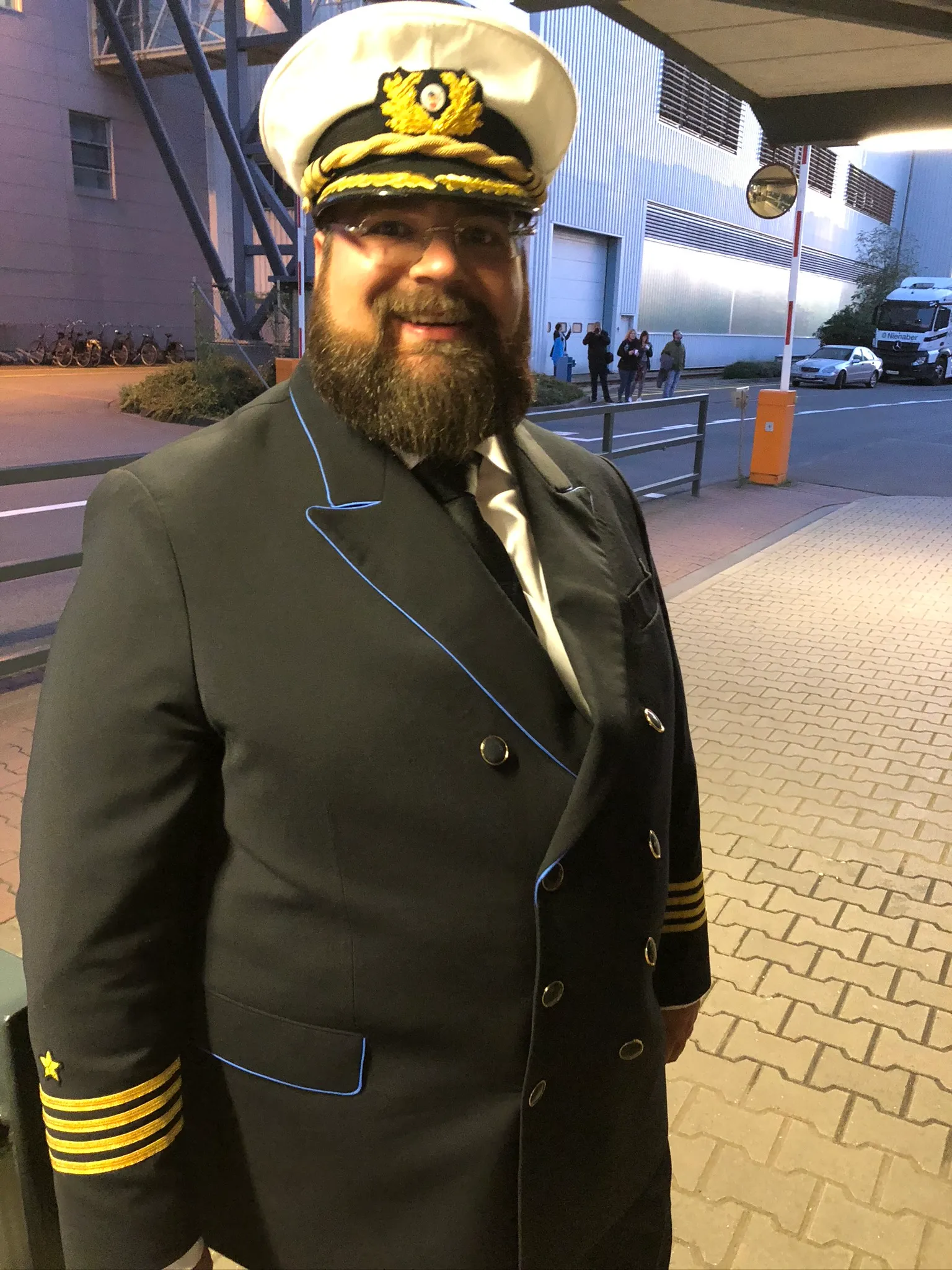 Der künftige Kapitän der AIDAnova in Uniform auf dem Werftgelände