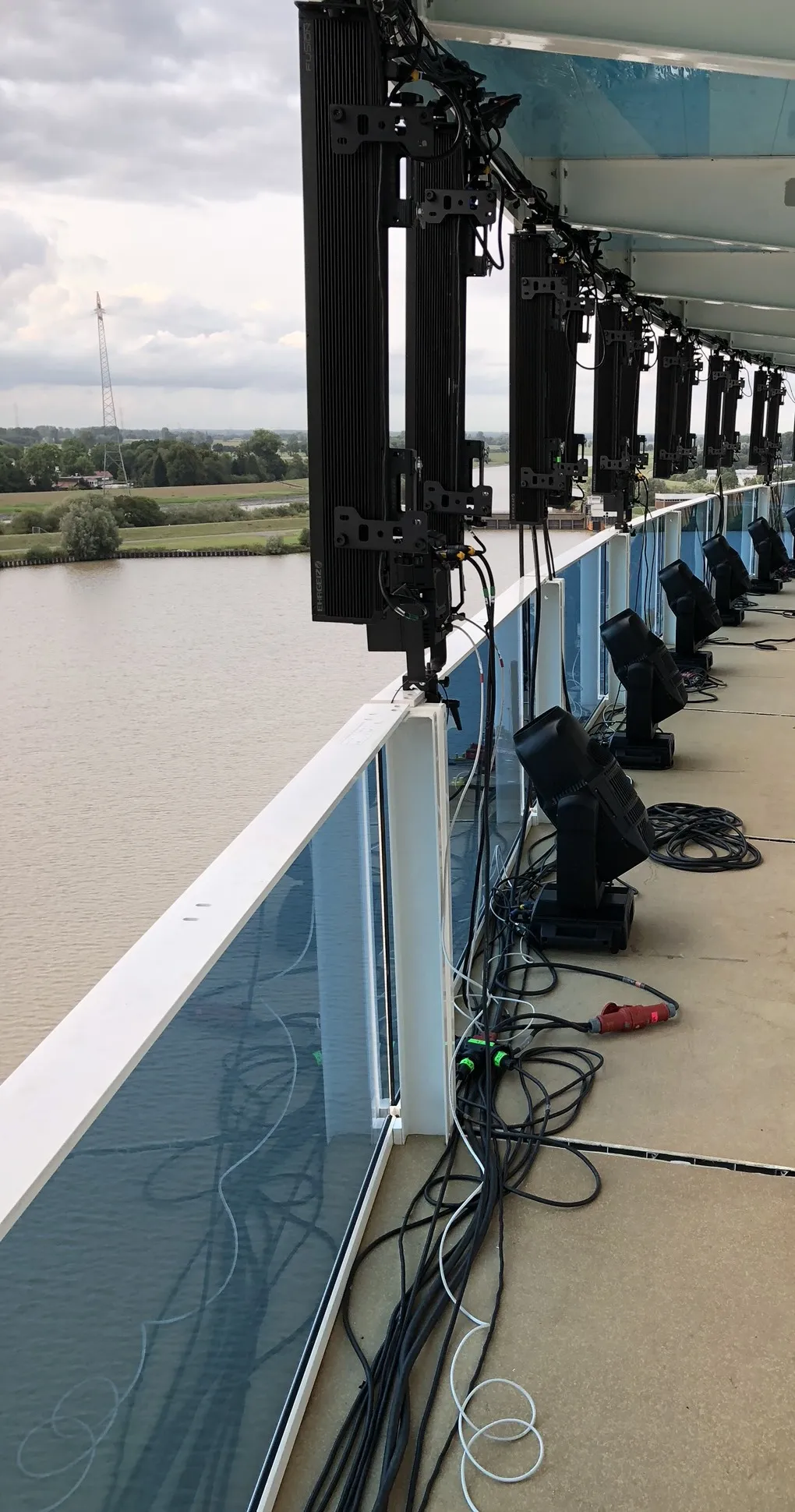 Moving Lights und LED-Leisten montiert entlang der Reling eines Decks der AIDAnova