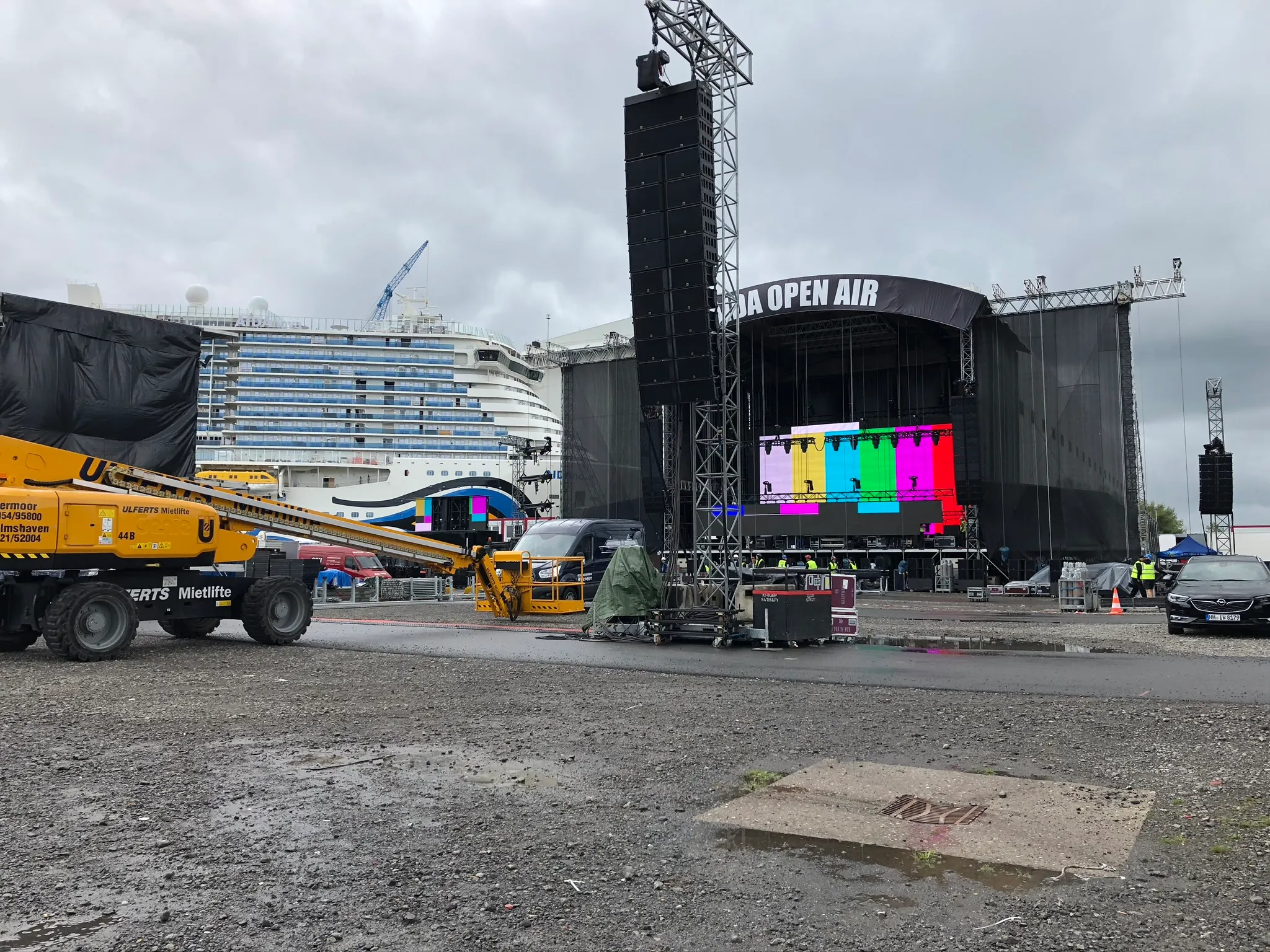 Die Open-Air-Bühne mit großer LED-Wand auf dem Festplatz vor dem Schiff