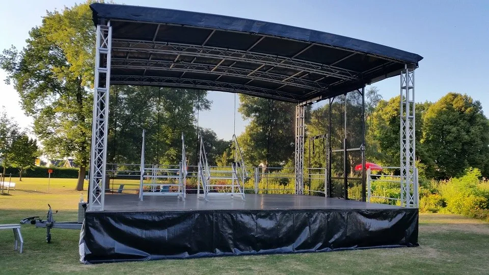 Unsere 6 × 8-Meter-Bühne – die Allrounderin für Vereins-, Stadt- und Firmenfeste.