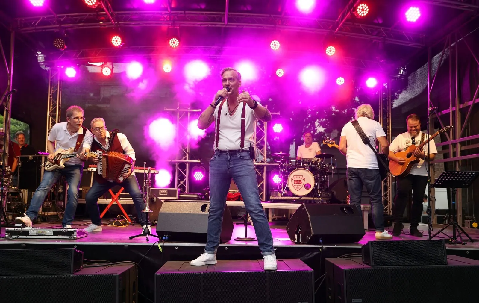 Live-Konzert bei Nacht auf unserer Bühne – volle Moving-Light-Show und satter Sound.