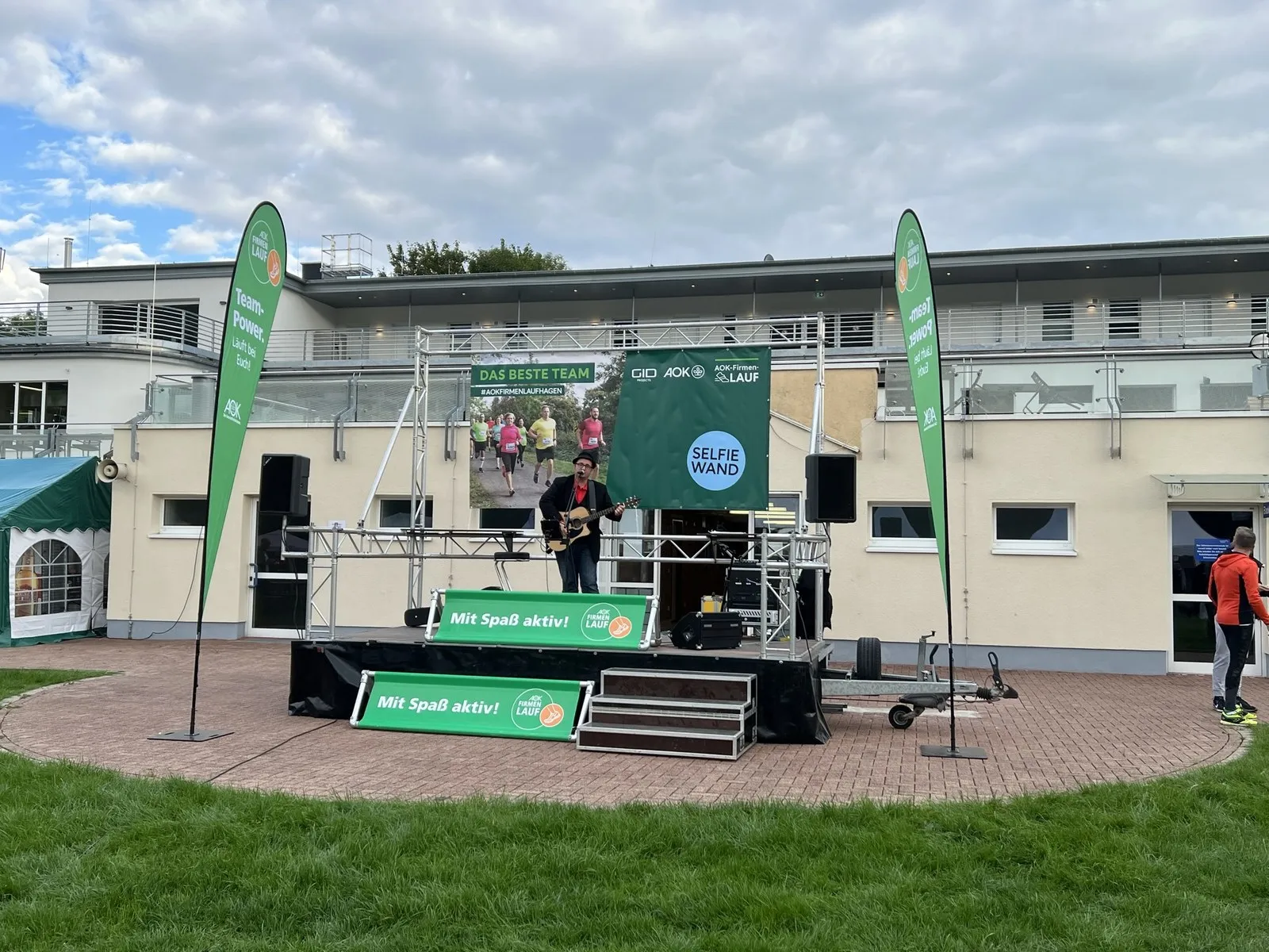 5 × 3 Meter Sondermaß – Kompaktbühne mit Live-Act, hier beim Firmenlauf.