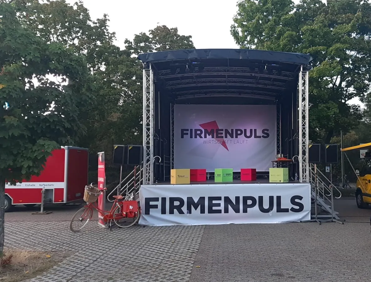 Rundbogen-Trailerbühne – in Minuten ausgeklappt, mit Fullsize-Backdrop und Bühnensound.