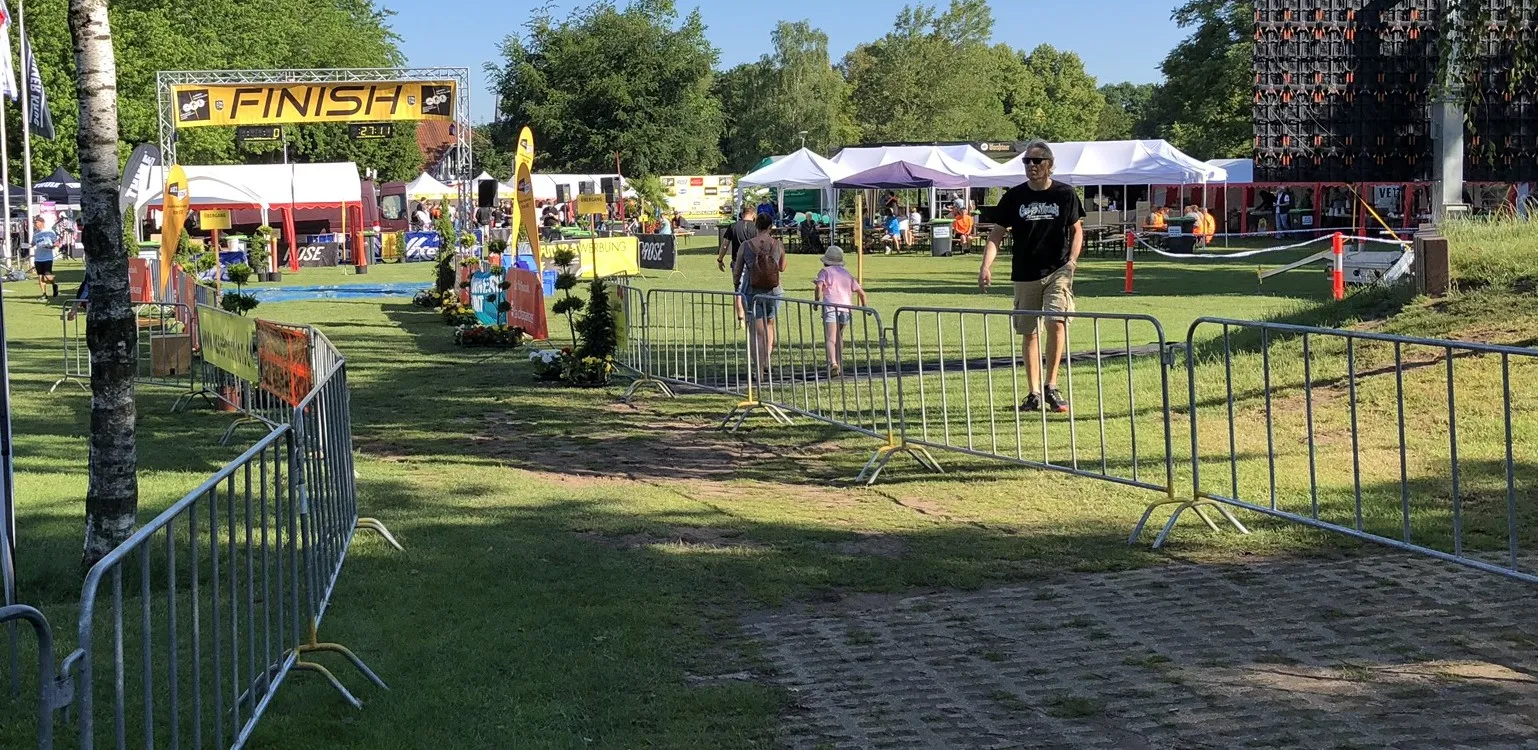 Absperrgitter im Zielbereich