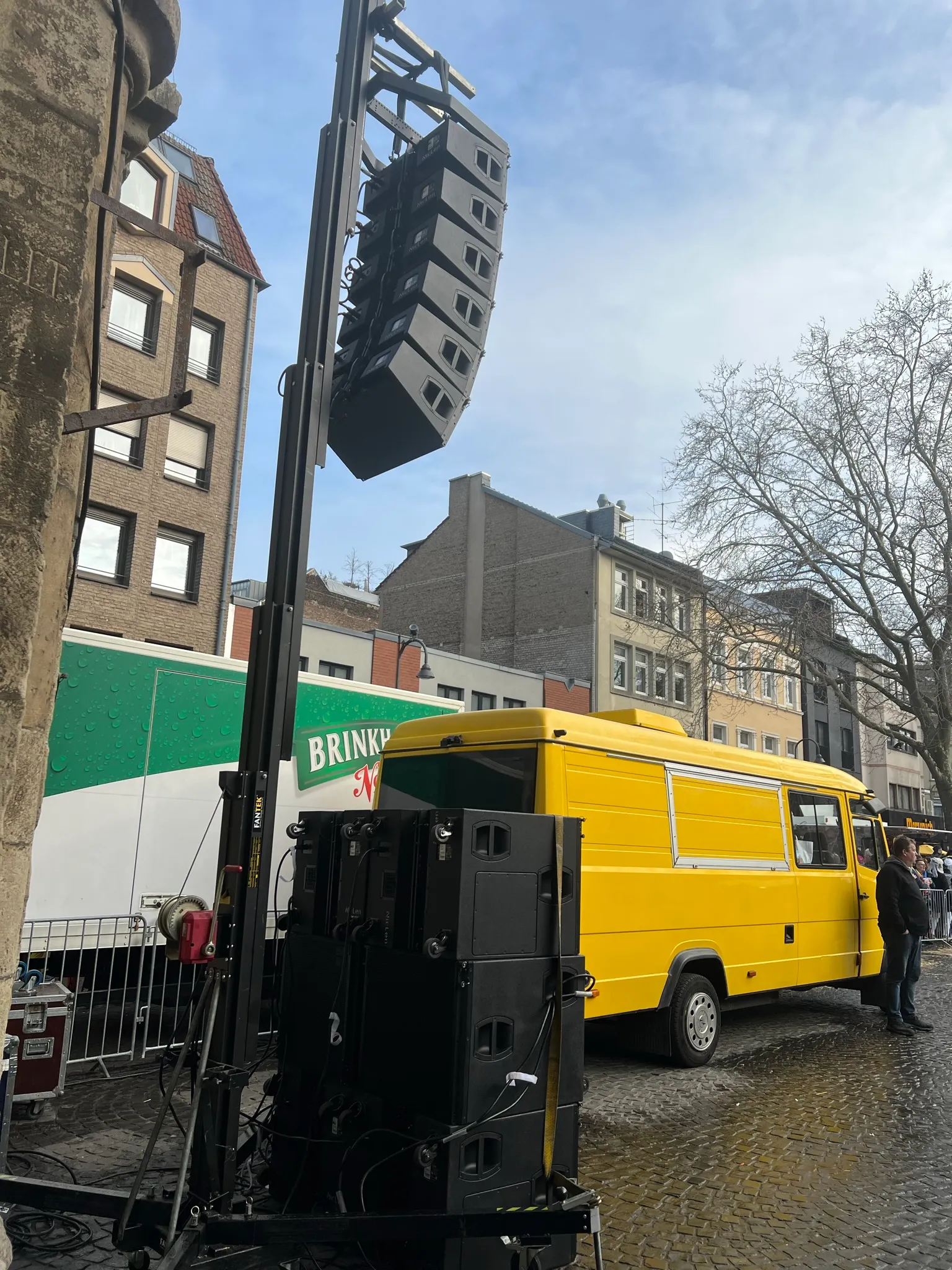Der große Regiewagen mit Technik-Aufbau bei einer Veranstaltung in der Stadt