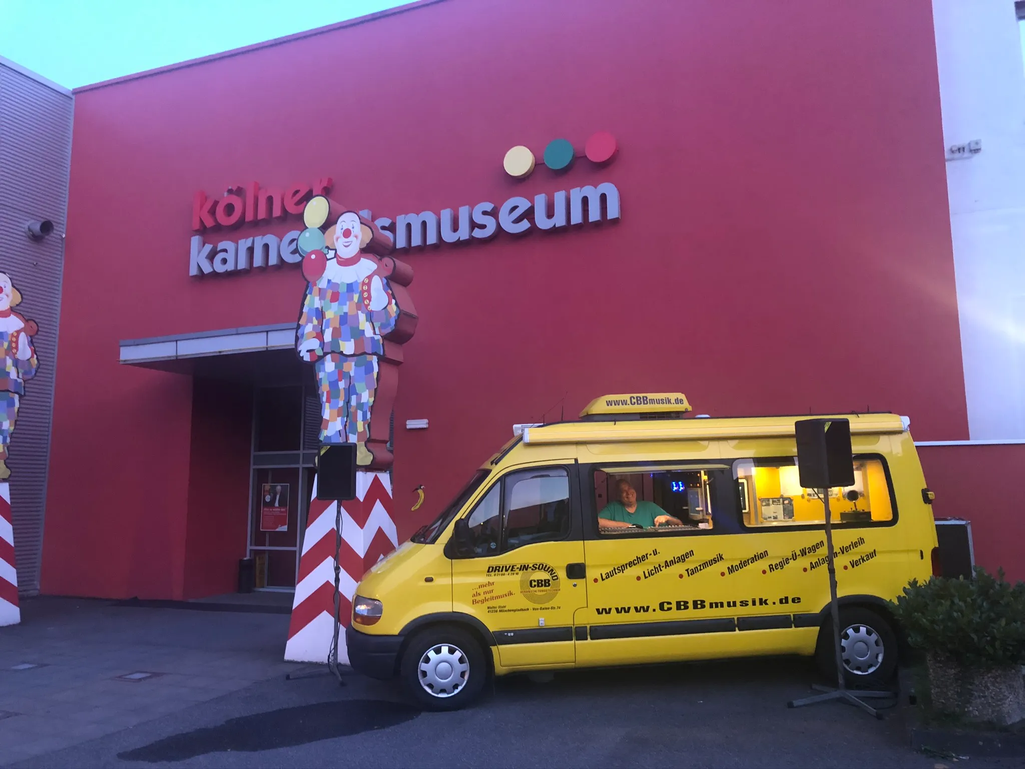Der kleine gelbe Regiewagen von Metronome vor dem Kölner Karnevalsmuseum
