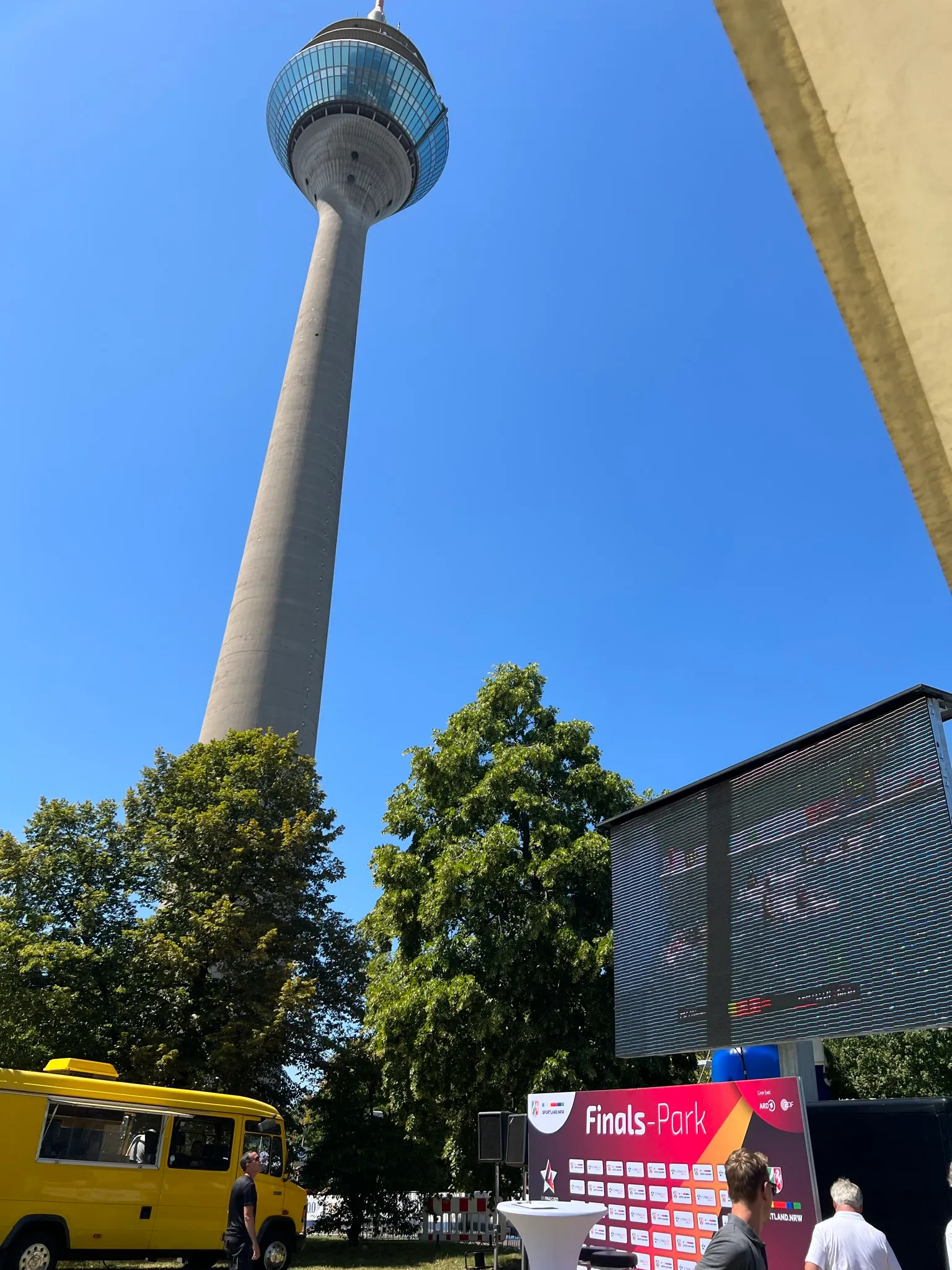 Einsatz bei den Finals Rhein-Ruhr 2023 in Düsseldorf, im Hintergrund der Rheinturm