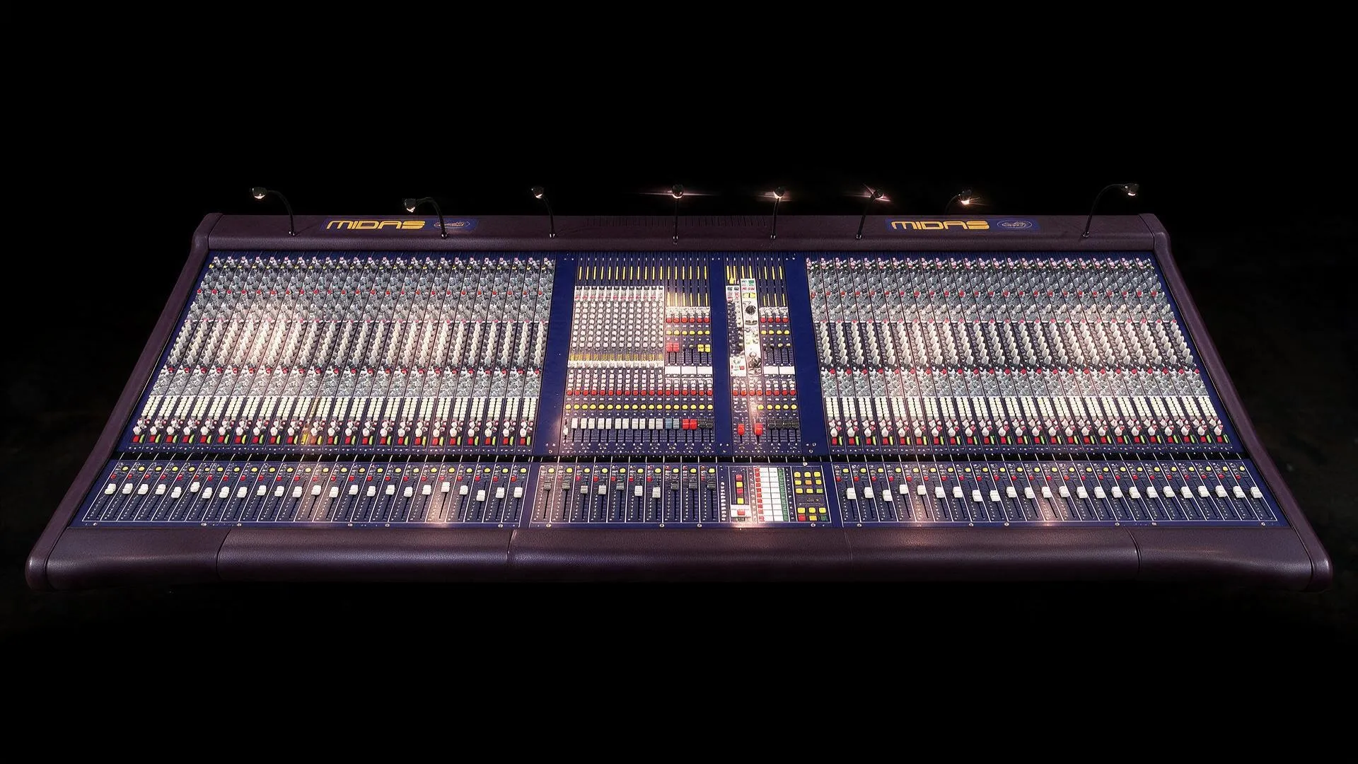 Midas Heritage 2000 – die 48-Kanal-Analogkonsole des Tonstudios Oldiethek, freigestellt in warmem Licht